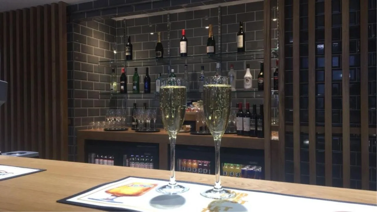 two glasses on a table with bottles at the bar of Holiday Inn Express - Birmingham - City Centre by IHG